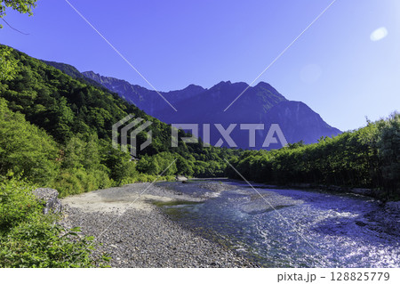 透明な流れと美しく青色に輝く夏の梓川の清流風景 128825779