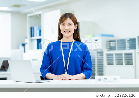 受付の若いビジネスウーマン 128826120