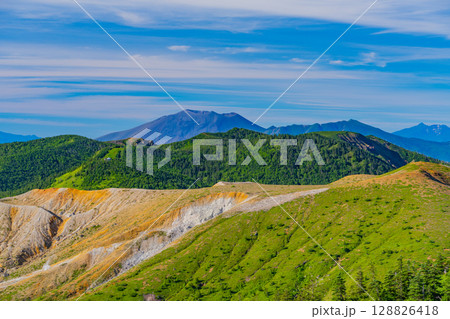 （群馬県）渋峠（日本国道最高地点）から望む、白根山火口と後方に浅間山 128826418