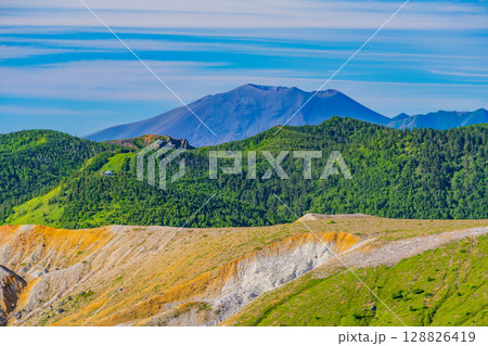 （群馬県）渋峠（日本国道最高地点）から望む、白根山火口と後方に浅間山 128826419
