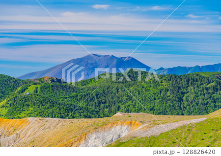 (群馬県)渋峠(日本国道最高地点)から望む、白根山火口と後方に浅間山 (群馬県)渋峠(日本国道最高地点)から望む、白根山火口と後方に浅間山 128826420