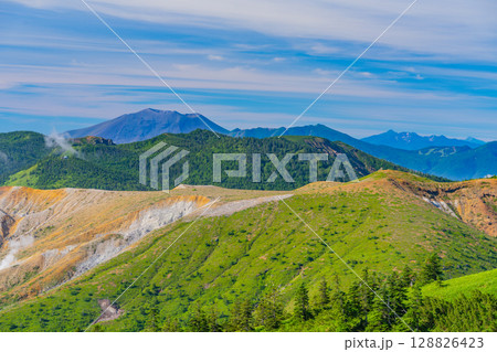 （群馬県）渋峠（日本国道最高地点）から望む、白根山火口と後方に浅間山とアルプス 128826423