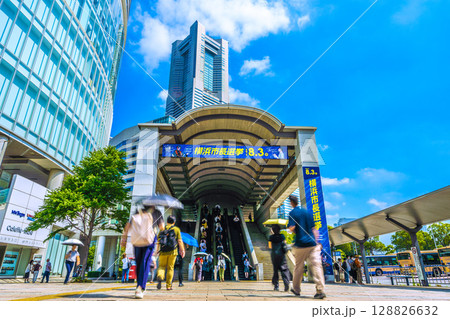 日本の横浜都市景観 市長選挙…横浜ランドマークタワーや横浜市長選挙の横断幕…有権者は…=24日 日本の横浜都市景観 市長選挙…横浜ランドマークタワーや横浜市長選挙の横断幕…有権者は…=24日 128826632