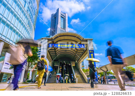 日本の横浜都市景観 市長選挙…横浜ランドマークタワーや横浜市長選挙の横断幕…有権者は…=24日 日本の横浜都市景観 市長選挙…横浜ランドマークタワーや横浜市長選挙の横断幕…有権者は…=24日 128826633