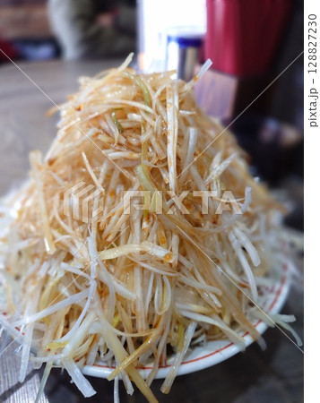 山盛りネギのラーメンを作る 山盛りネギのラーメンを作る 128827230