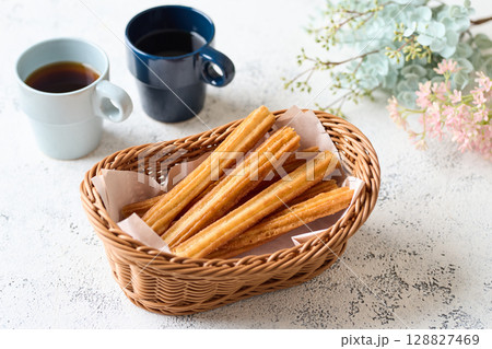かごに盛ったチュロス 128827469