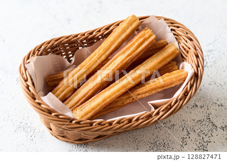 かごに盛ったチュロス かごに盛ったチュロス 128827471