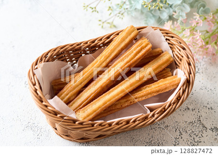かごに盛ったチュロス 128827472