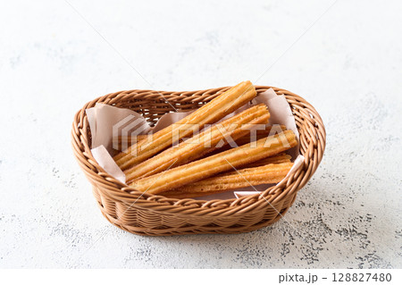 かごに盛ったチュロス 128827480