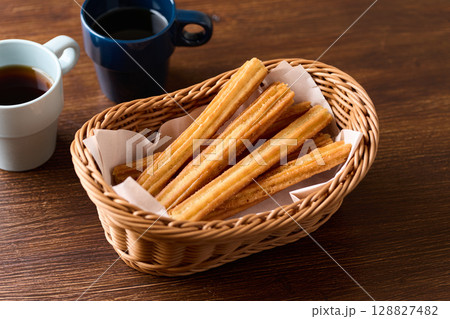 かごに盛ったチュロス 128827482