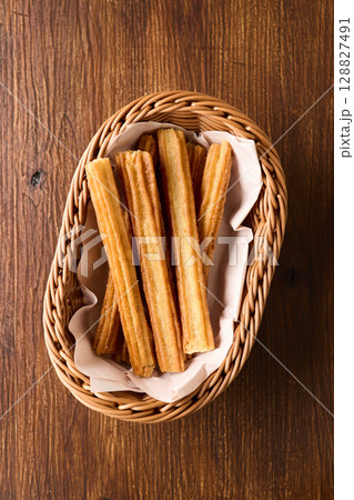 かごに盛ったチュロス かごに盛ったチュロス 128827491
