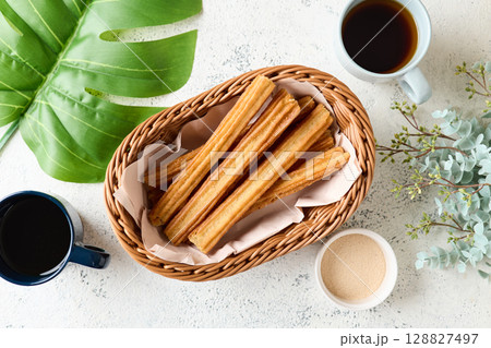 かごに盛ったチュロス 128827497