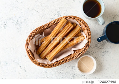 かごに盛ったチュロス かごに盛ったチュロス 128827498