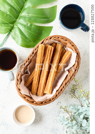 かごに盛ったチュロス 128827500