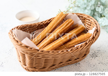 かごに盛ったチュロス 128827505