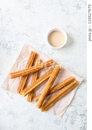 紙にのせたチュロス 128827679