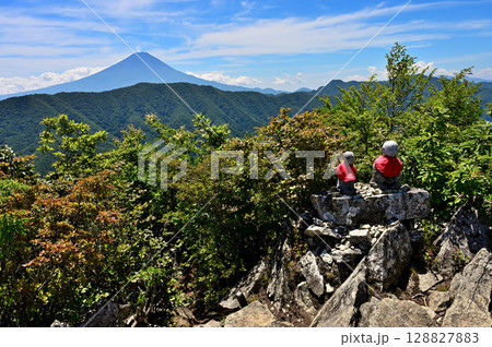 御坂山地の釈迦ヶ岳山頂より望む富士山と御坂山地 128827883