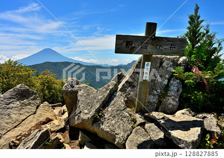 御坂山地の釈迦ヶ岳山頂より望む夏の富士山 128827885