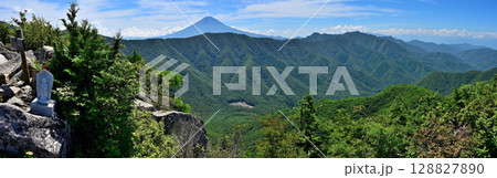 御坂山地の釈迦ヶ岳山頂より　夏富士と御坂山地のパノラマ展望 128827890
