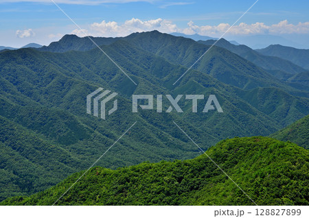 夏の御坂山地　釈迦ヶ岳山頂からの展望 128827899