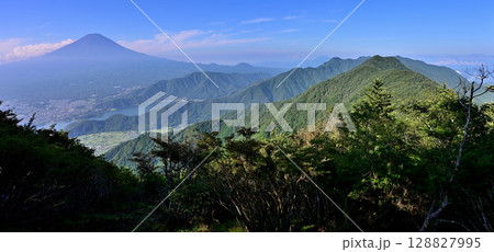 御坂山地の破風山より　富士山と御坂山地のパノラマ 128827995