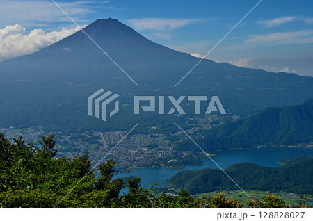 御坂山地の黒岳展望台より 夏の富士山と河口湖を望む 御坂山地の黒岳展望台より 夏の富士山と河口湖を望む 128828027