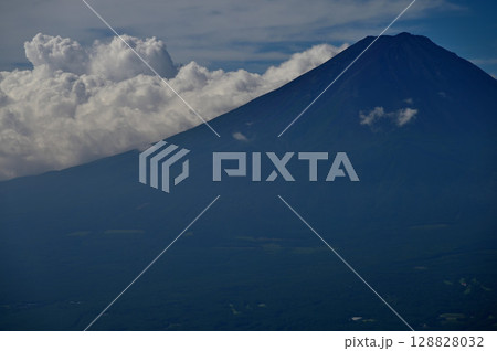 雲わく夏の富士山　御坂山地の黒岳展望台より 128828032