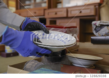 実家の遺品整理作業の様子 実家の遺品整理作業の様子 128828108