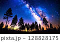 森に浮かび上がる幻想的で神秘的な満天の星空 128828175
