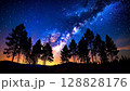 森に浮かび上がる幻想的で神秘的な満天の星空 128828176