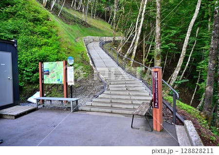 山梨県笛吹市　御坂山地の新道峠　水ヶ沢林道　FUJIYAMAツインテラスへの入口 128828211