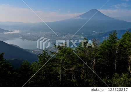 御坂山地の新道峠 FUJIYAMAツインテラスのセカンドテラスから望む富士山と河口湖 御坂山地の新道峠 FUJIYAMAツインテラスのセカンドテラスから望む富士山と河口湖 128828217
