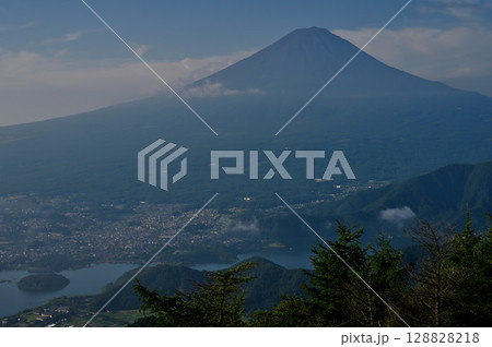 御坂山地の新道峠　FUJIYAMAツインテラスのセカンドテラスから望む富士山と河口湖 128828218