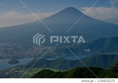 御坂山地の新道峠 FUJIYAMAツインテラスのファーストテラスより夏富士山眺望 御坂山地の新道峠 FUJIYAMAツインテラスのファーストテラスより夏富士山眺望 128828225