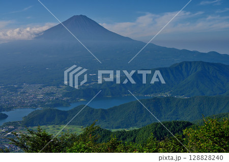 御坂山地の破風山より　富士山と足和田山と河口湖 128828240