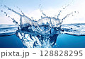 透明な水が跳ねる瞬間の美しいスプラッシュ 128828295