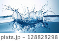 透明な水が跳ねる瞬間の美しいスプラッシュ 128828298