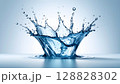 透明な水が跳ねる瞬間の美しいスプラッシュ 128828302