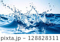 透明な水が跳ねる瞬間の美しいスプラッシュ	 128828311