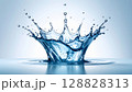 透明な水が跳ねる瞬間の美しいスプラッシュ	 128828313