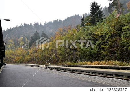 無人駅：海外・ヨーロッパの小さな町にて 128828327