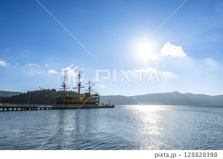 神奈川県元箱根の風景　芦ノ湖 128828398