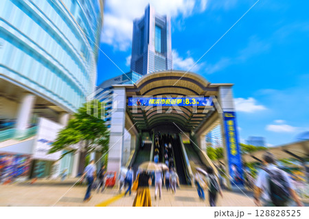 日本の横浜都市景観 市長選挙…横浜ランドマークタワーや横浜市長選挙の横断幕…有権者は…=24日 日本の横浜都市景観 市長選挙…横浜ランドマークタワーや横浜市長選挙の横断幕…有権者は…=24日 128828525