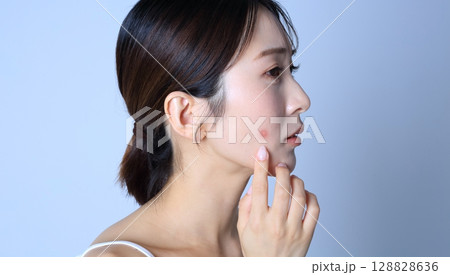 ニキビ　肌荒れに悩む女性イメージ 128828636
