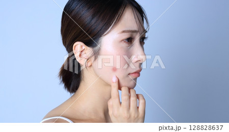ニキビ　肌荒れに悩む女性イメージ 128828637