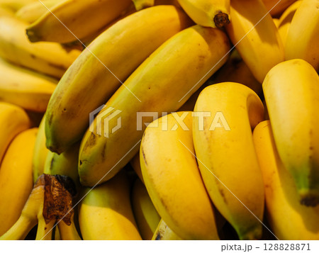 Close up of banana fruits in grocery market Close up of banana fruits in grocery market 128828871