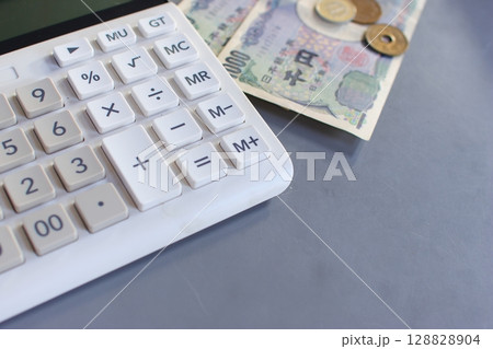 電卓とお札 お金のイメージ画像 128828904
