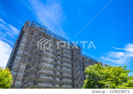 日本の横浜都市景観　マンションの補修や点検等、足場や防護ネットなどを望む。衛星アンテナが… 128829071