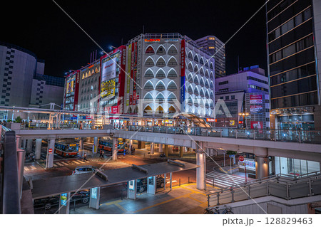 柏駅東口の夜景 スカイプラザ柏、駅前バスターミナル 128829463
