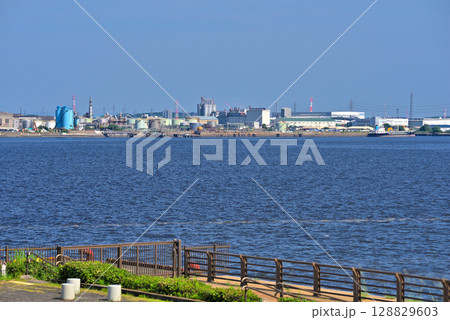 《愛知県》名古屋港ガーデンふ頭から見た名古屋港 《愛知県》名古屋港ガーデンふ頭から見た名古屋港 128829603